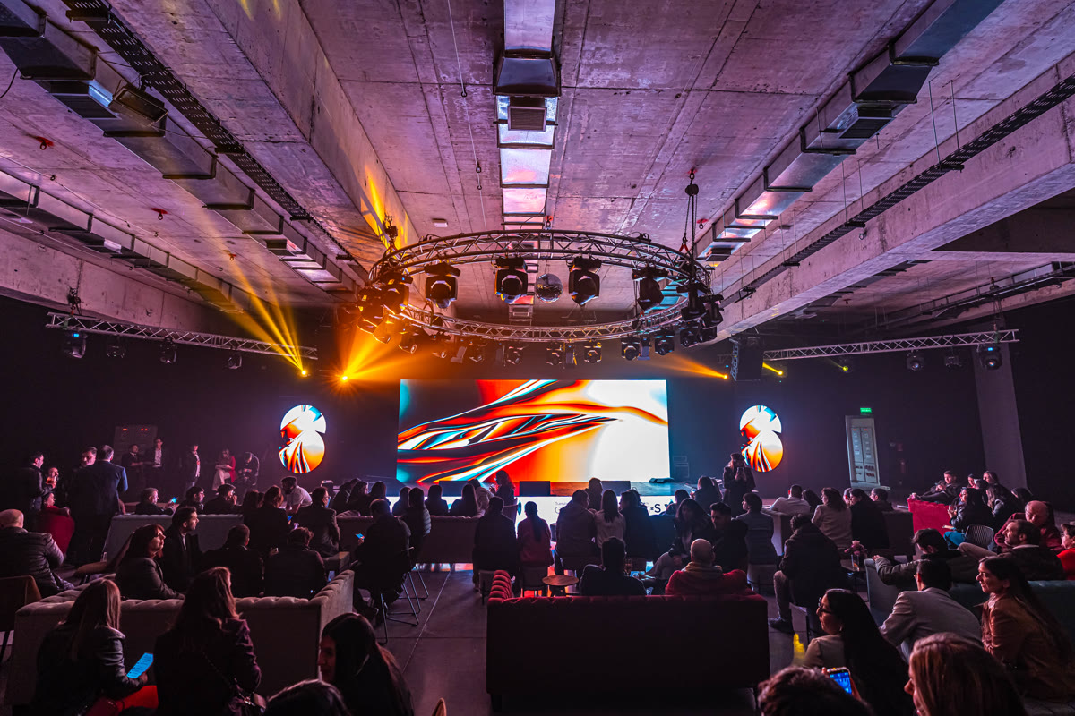 Evento Intec con pantallas LED y efectos visuales